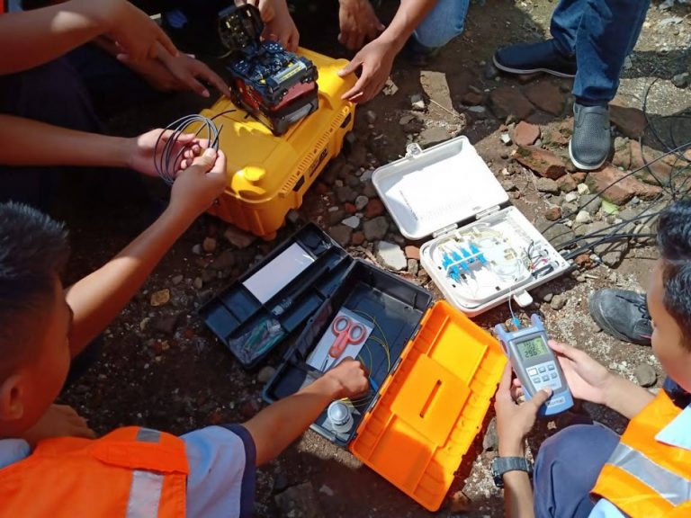 Fiber Optic Training for Student