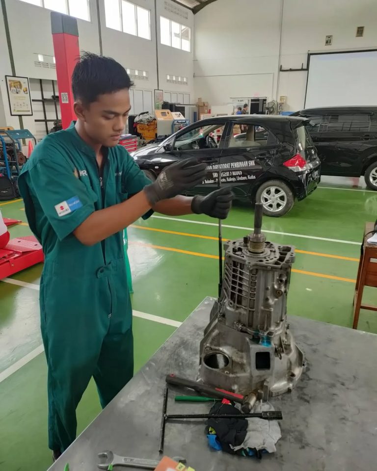 Praktikum Teknik Kendaraan Ringan Otomotif