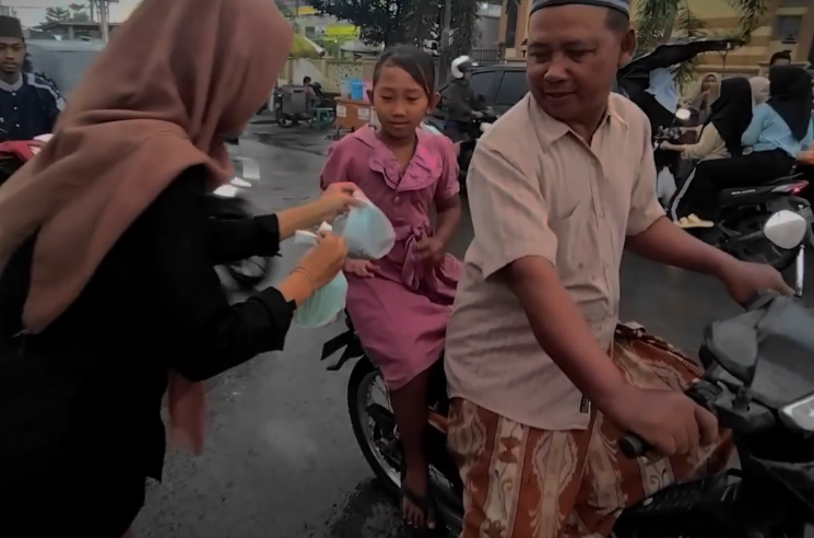 Siswa SMKN 3 Kudus berbagi takjil