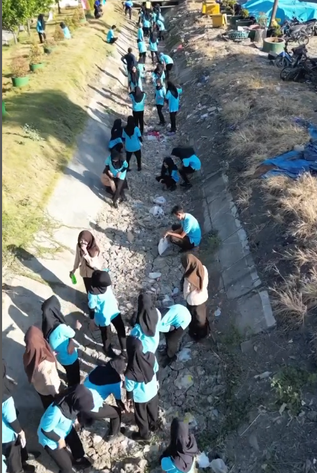 Clean up sungai depan SMKN 3 Kudus Clean up sungai depan SMKN 3 Kudus