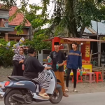 SMK N 3 Kudus melaksanakan kegiatan bagi bagi takjil untuk masyarakat