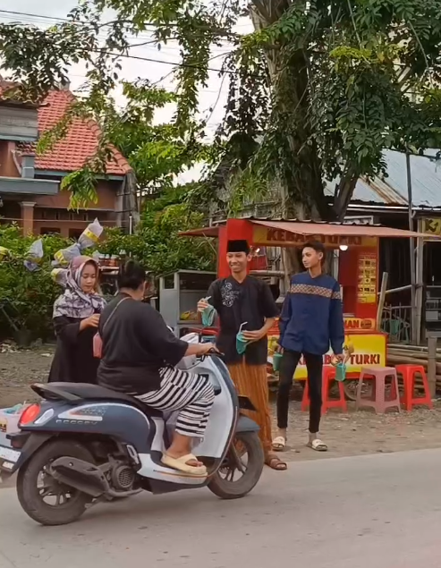 SMK N 3 Kudus melaksanakan kegiatan bagi bagi takjil untuk masyarakat